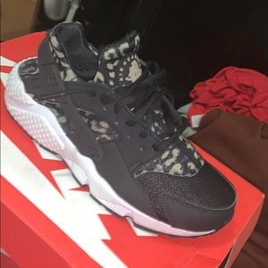 NEVER WORN NIKE HUARACHES 👟